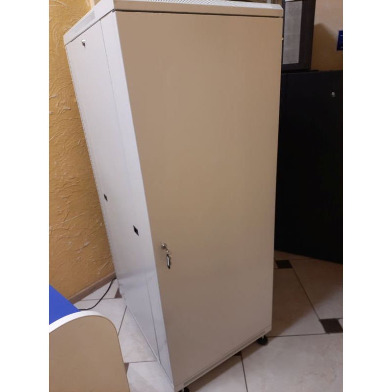 БУ Шкаф напольный 32U 600X800 Ухл-Маш, дверь стекло/глухая, на ножках и роликах