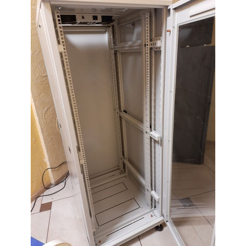 БУ Шкаф напольный 32U 600X800 Ухл-Маш, дверь стекло/глухая, на ножках и роликах
