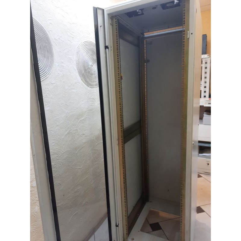 БУ Шафа підлогова 42U 600X800 ЦМО, двері скло/глуха, на ніжках