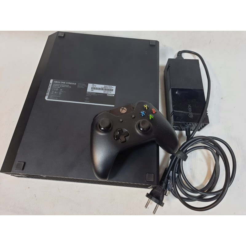 БУ Игровая приставка Microsoft Xbox One 500Gb (Model 1540) с одним джойстиком