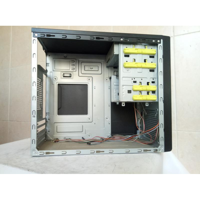 Used mATX case without CP Chieftec (040) dimensions: 405x350x180mm; bays: 2x5.25" 2x3.5", top PSU