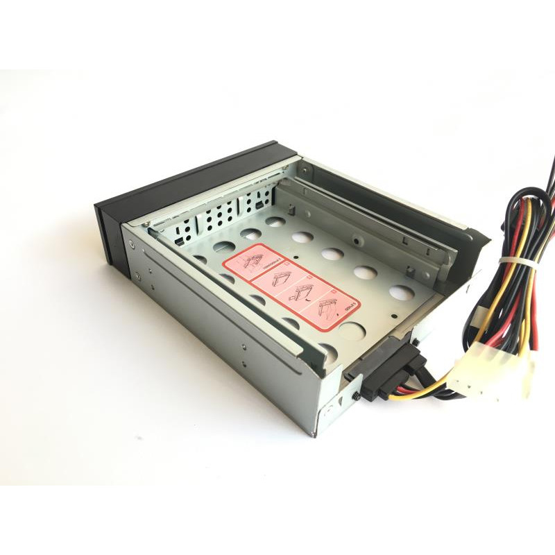 Used Hot-swap pocket in 5.25" bay for 2.5" and 3.5" hard drives (1xSATA, 2xMolex)