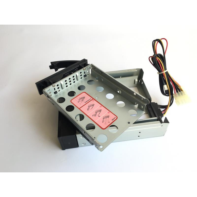 Used Hot-swap pocket in 5.25" bay for 2.5" and 3.5" hard drives (1xSATA, 2xMolex)