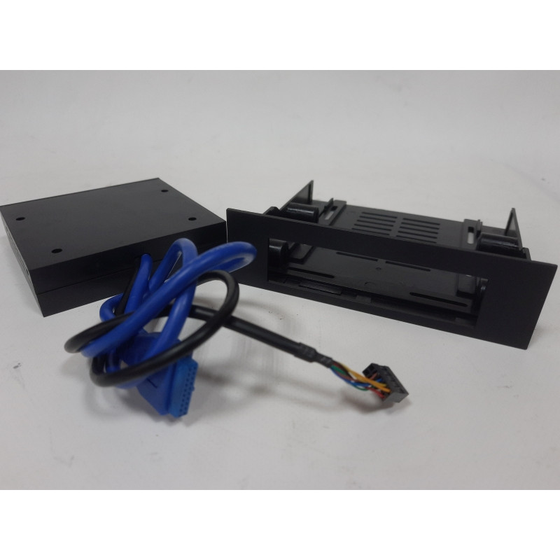 STLab U-405P Card Reader for 3.5-inch PC bay, USB 3.0 port
